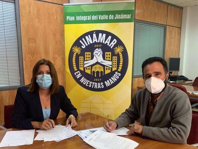 Carmen Hernández y Javier Perdomo, durante la firma del acuerdo (Foto TA)